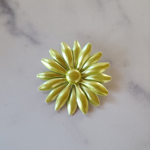 Vintage Iridescent Green Daisy Brooch - Picture 2 of 10